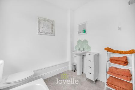 4 bedroom End of terrace house for sale in Thrunscoe Road, Cleethorpes, DN35