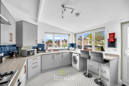 4 bedroom End of terrace house for sale in Thrunscoe Road, Cleethorpes, DN35