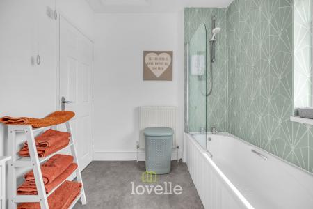 4 bedroom End of terrace house for sale in Thrunscoe Road, Cleethorpes, DN35