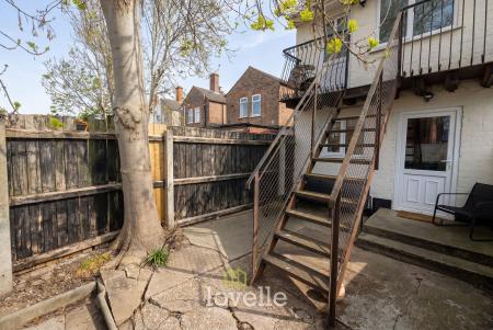 4 bedroom End of terrace house for sale in Thrunscoe Road, Cleethorpes, DN35