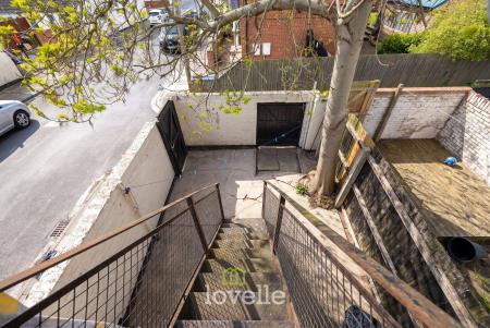 4 bedroom End of terrace house for sale in Thrunscoe Road, Cleethorpes, DN35