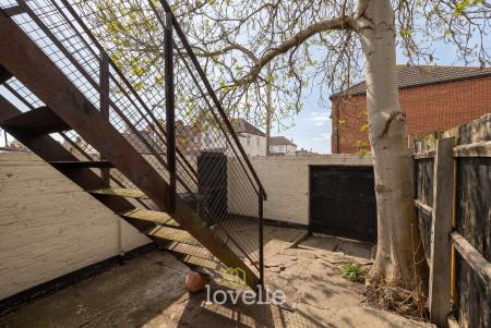 4 bedroom End of terrace house for sale in Thrunscoe Road, Cleethorpes, DN35