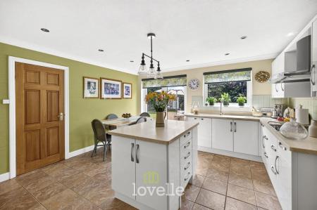 4 bedroom Detached house for sale in Main Street, Fulstow, LN11