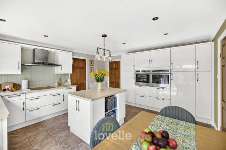 4 bedroom Detached house for sale in Main Street, Fulstow, LN11
