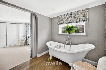 4 bedroom Detached house for sale in Main Street, Fulstow, LN11