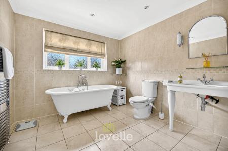 4 bedroom Detached house for sale in Main Street, Fulstow, LN11