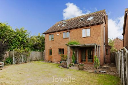 6 bedroom Detached house for sale in Swaby Close, Marshchapel, DN36