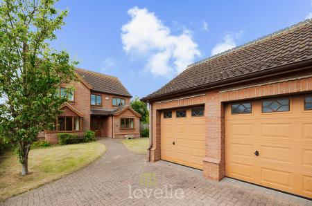 6 bedroom Detached house for sale in Swaby Close, Marshchapel, DN36