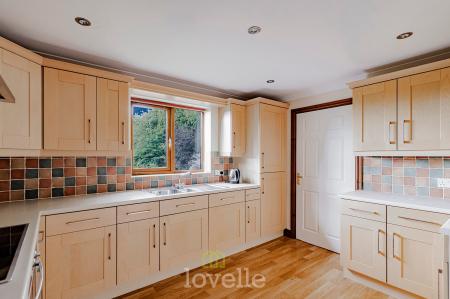 6 bedroom Detached house for sale in Swaby Close, Marshchapel, DN36