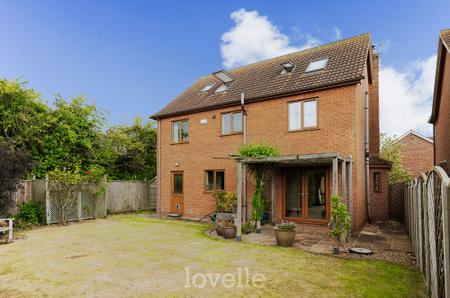 6 bedroom Detached house for sale in Swaby Close, Marshchapel, DN36