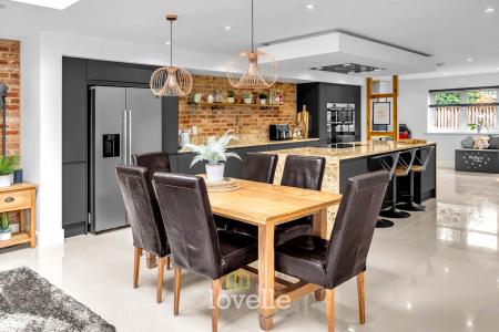 4 bedroom Detached house for sale in Holton Road, Tetney, DN36