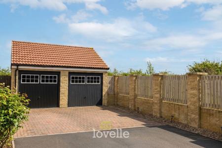 5 bedroom Detached house for sale in Albertross Drive, Humberston, DN36