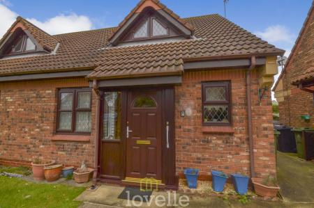 1 bedroom Semi-detached bungalow for sale in Meadow View, Cleethorpes, DN35