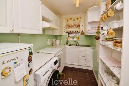 1 bedroom Semi-detached bungalow for sale in Meadow View, Cleethorpes, DN35
