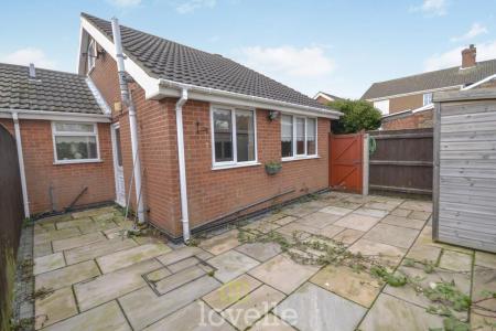 2 bedroom Terraced bungalow for sale in Suggitts Court, Cleethorpes, DN35
