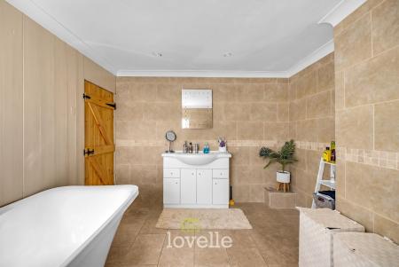4 bedroom Detached house for sale in Main Street, Fulstow, LN11