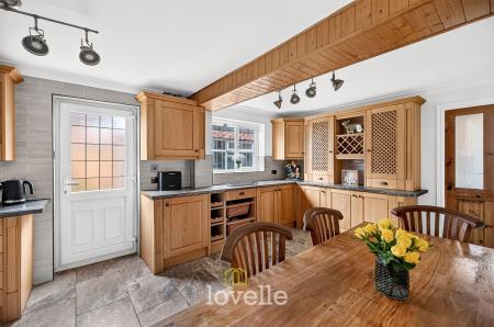 5 bedroom Detached house for sale in Burnham Reach, Cleethorpes, DN35