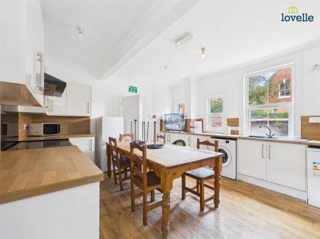6 bedroom House to let in West Parade, Lincoln