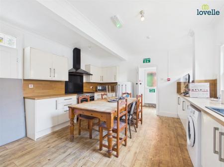 6 bedroom House to let in West Parade, Lincoln