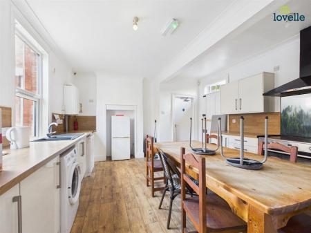 6 bedroom House to let in West Parade, Lincoln