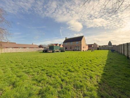 4 bedroom Detached house for sale in Heath Court, Middle Rasen, LN8