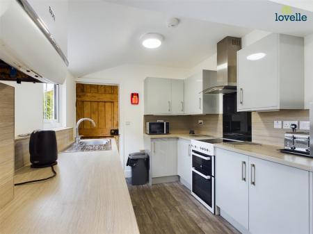 6 bedroom Town house to let in Tennyson Street, Lincoln