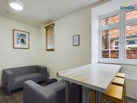 6 bedroom Town house to let in Tennyson Street, Lincoln