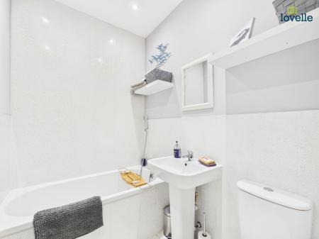 3 bedroom End of terrace house for sale in Western Avenue, Saxilby, LN1