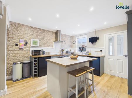 3 bedroom End of terrace house for sale in Western Avenue, Saxilby, LN1