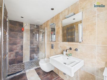 6 bedroom Detached house for sale in Lady Frances Drive, Market Rasen, LN8