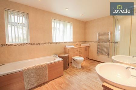4 bedroom Detached bungalow for sale in New Main Road, Scamblesby, LN11