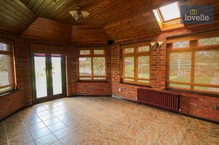 4 bedroom Detached bungalow for sale in New Main Road, Scamblesby, LN11