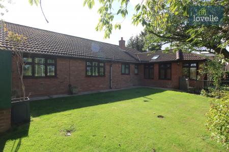 4 bedroom Detached bungalow for sale in New Main Road, Scamblesby, LN11