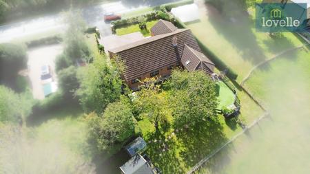 4 bedroom Detached bungalow for sale in New Main Road, Scamblesby, LN11