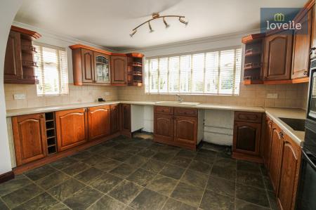 4 bedroom Detached bungalow for sale in New Main Road, Scamblesby, LN11