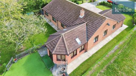 4 bedroom Detached bungalow for sale in New Main Road, Scamblesby, LN11