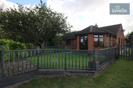 4 bedroom Detached bungalow for sale in New Main Road, Scamblesby, LN11