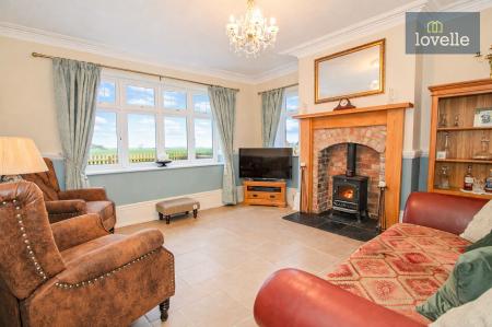4 bedroom Detached house for sale in Main Road, Grainthorpe, LN11