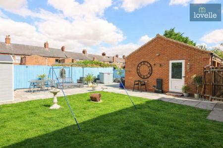 4 bedroom Detached house for sale in Bolle Road, Louth, LN11