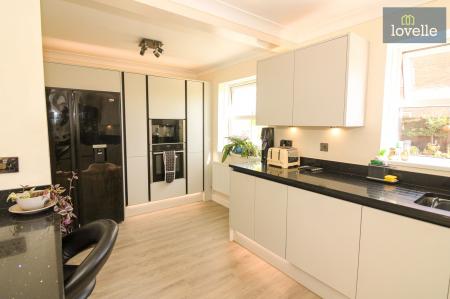 4 bedroom Detached house for sale in Eresbie Road, Louth, LN11