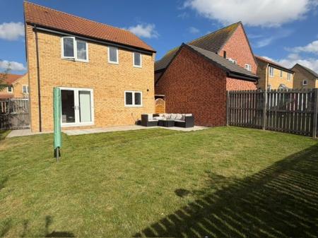 3 bedroom Detached house to let in Walnut Close, Louth, LN11