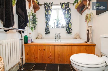 4 bedroom House for sale in Main Road, Saltfleetby, LN11