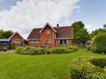 4 bedroom Detached house for sale in Beesby Road, Maltby le Marsh, LN13