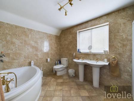 4 bedroom Detached house for sale in Beesby Road, Maltby le Marsh, LN13