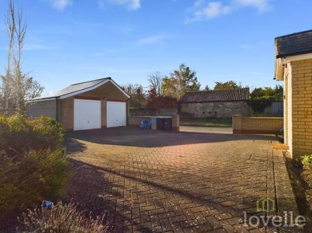 3 bedroom Detached bungalow for sale in Wallaces Yard, Alford, LN13