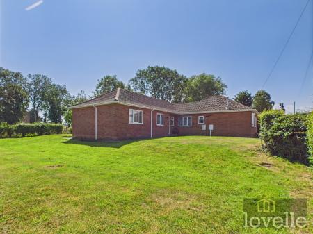 3 bedroom Detached bungalow for sale in Beesby Road, Alford, LN13