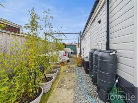 3 bedroom Park home for sale in Seaholme Road, Mablethorpe, LN12