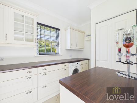 4 bedroom Detached house for sale in Main Road, Maltby le Marsh, LN13