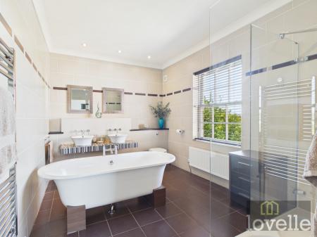 4 bedroom Detached house for sale in Main Road, Maltby le Marsh, LN13