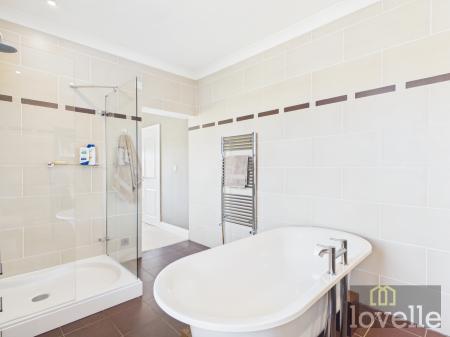 4 bedroom Detached house for sale in Main Road, Maltby le Marsh, LN13